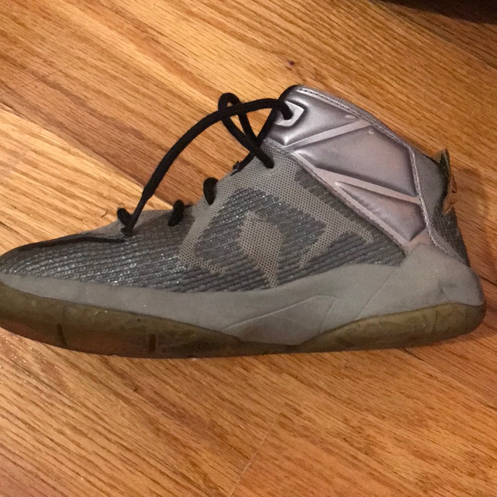 Nike Lebron XII PS Boys Sneakers gently worn - Picture 2 of 6